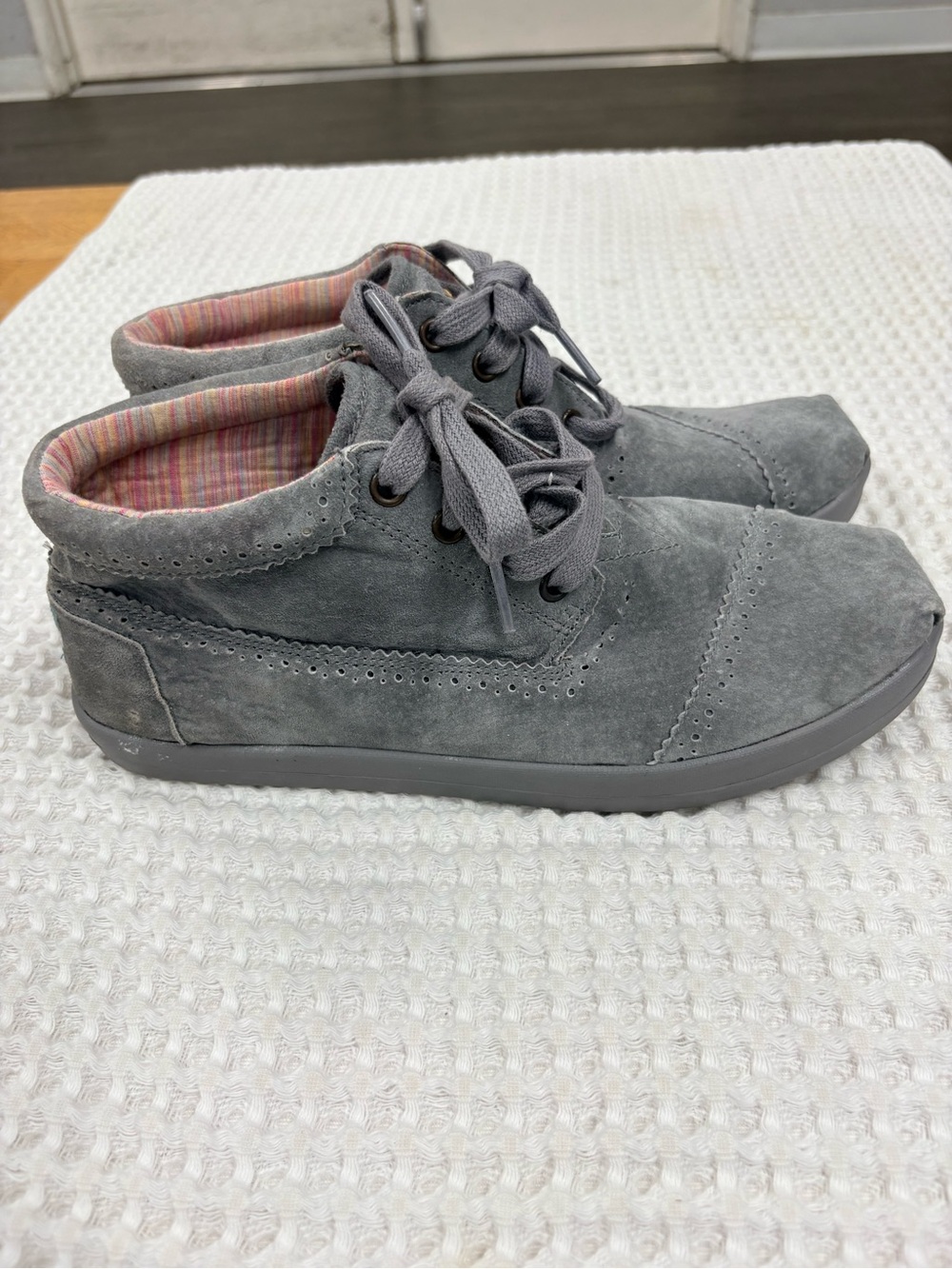 Men's Gray Suede Casual Lace-Up ShoesToms Gray Suede High Top Snet. Size 9.5.